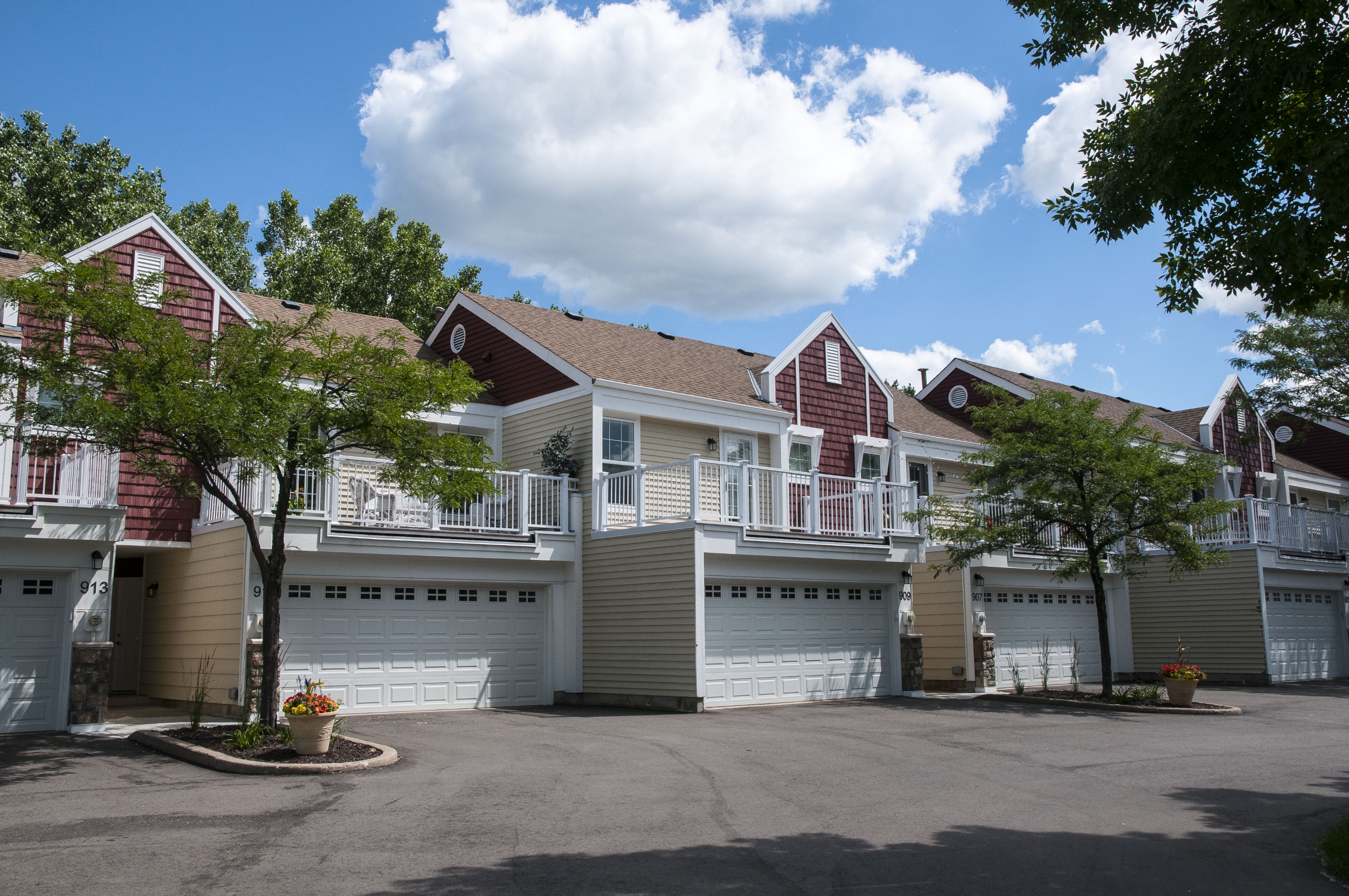909 Wescott Square
